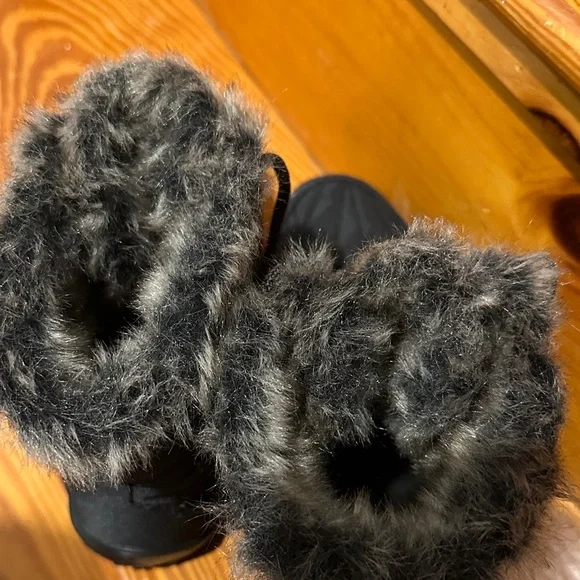 Columbia Black Quilted Boots with Faux Fur - Picture 4 of 5
